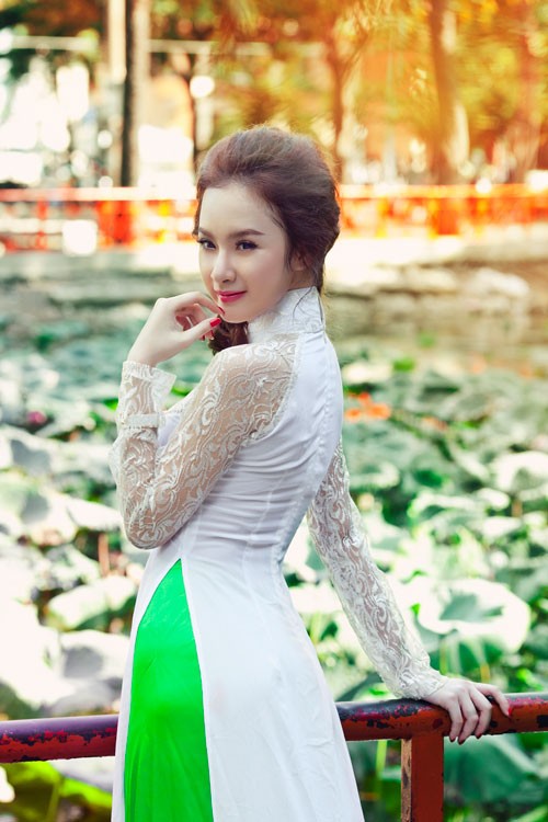 Và lột xác với nghệ danh rất "kêu" Angela Phương Trinh, người đẹp chịu khó khoe các số đo đẹp qua trang phục, cô thật nữ tính trong tà áo dài trắng thời trang. (Ảnh: ngoisao)